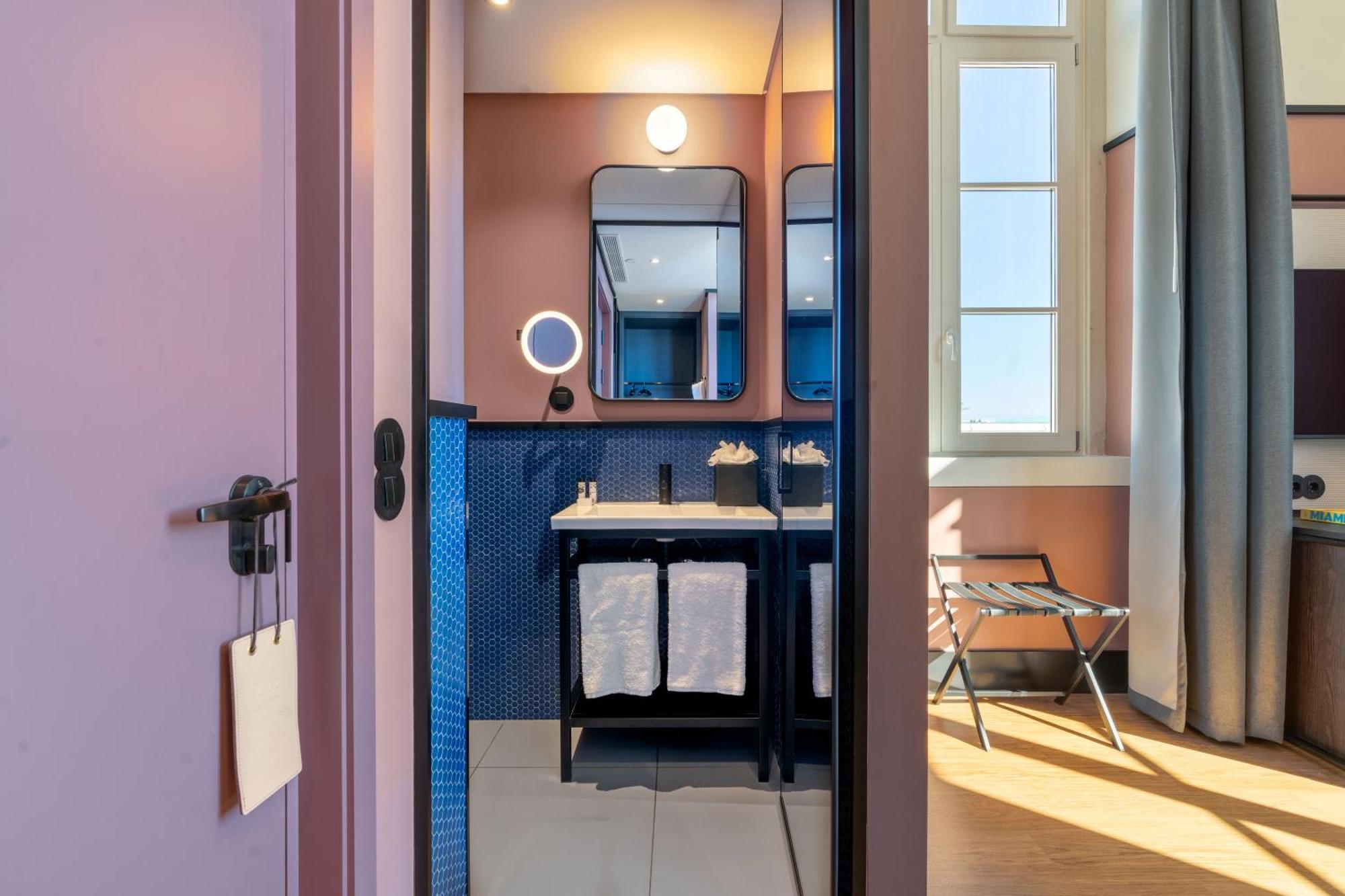 The Editory Riverside Santa Apolónia Hotel Lisboa Exterior foto Bathroom of a room at the Hotel Grand Central