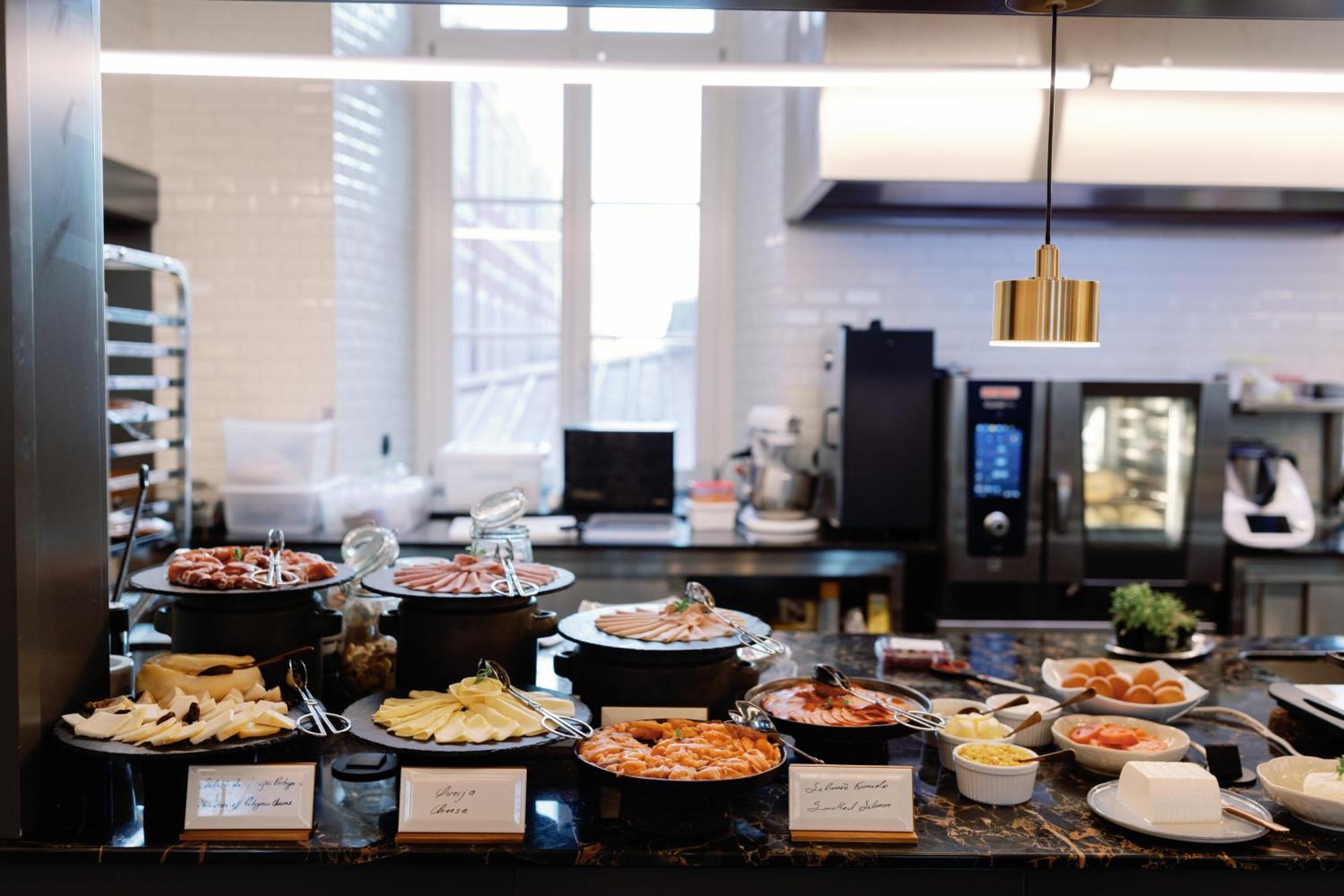 The Editory Riverside Santa Apolónia Hotel Lisboa Exterior foto A buffet at a hotel