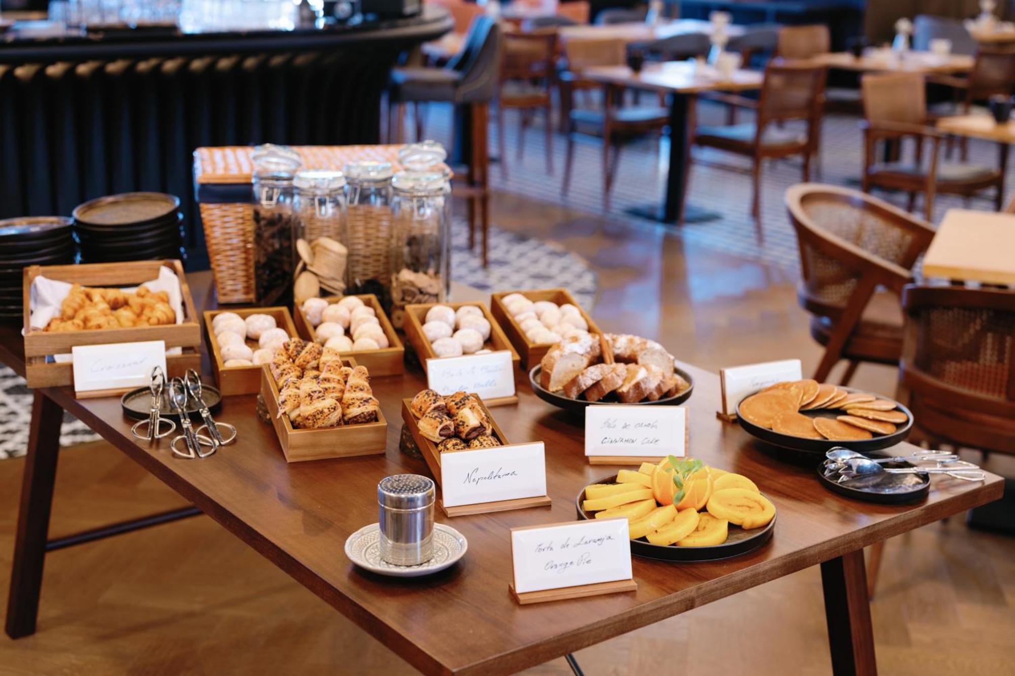 The Editory Riverside Santa Apolónia Hotel Lisboa Exterior foto A selection of pastries at a buffet